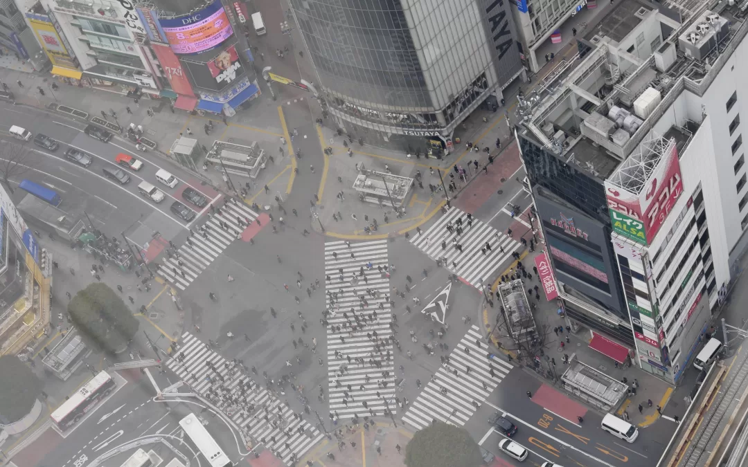 Shibuya Crossing – křižovatka, kterou vás bude bavit přecházet sem a tam