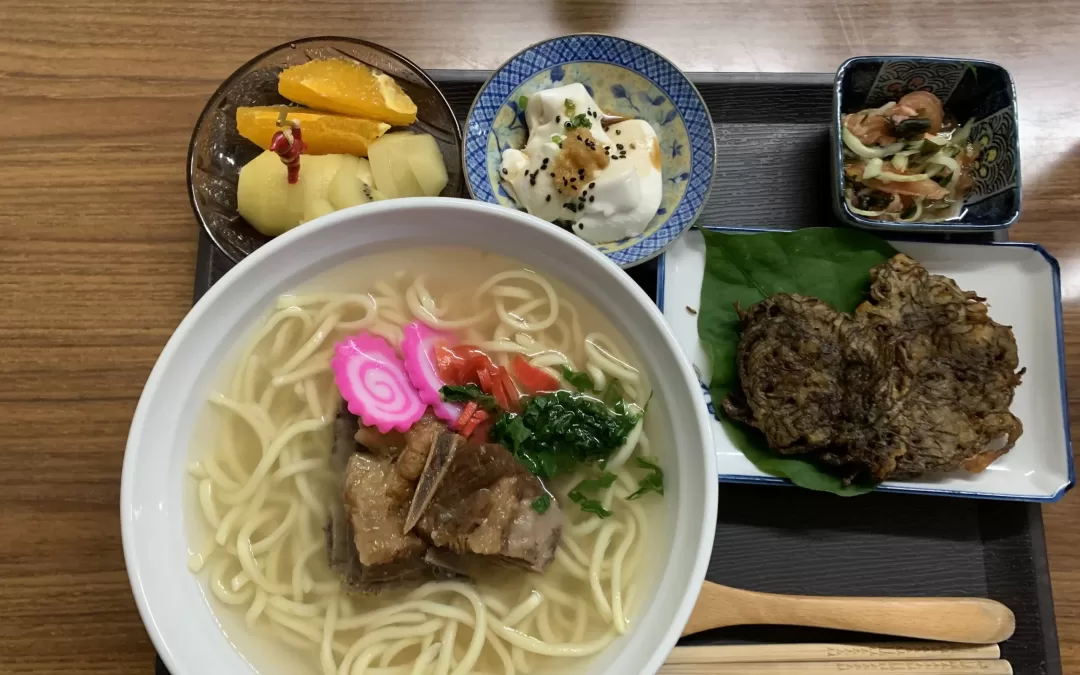 Jak správně používat jídelní hůlky: průvodce pro cestovatele do Japonska