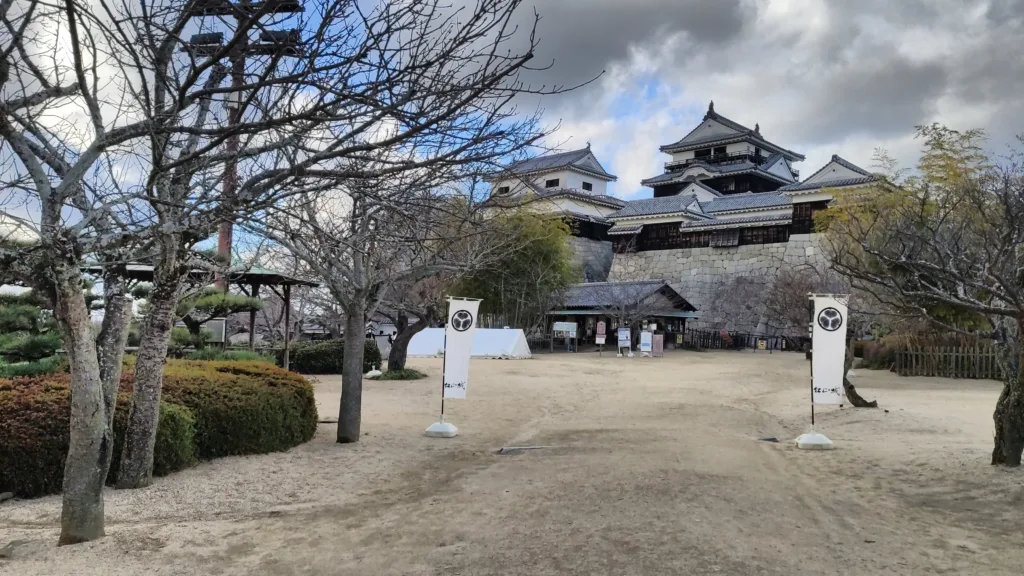 Hrad Macujama: výlet nad město a za podzimní zahradou na Šikoku - Japonsko bez cestovky